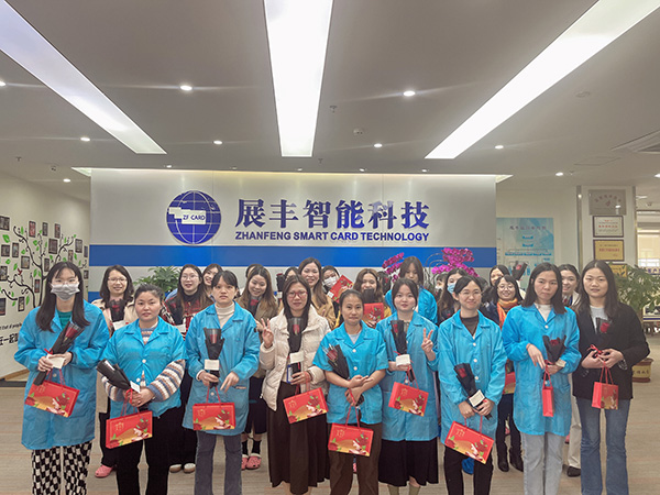 展豐科技發(fā)放三八婦女節(jié)紀(jì)念品 展豐科技發(fā)放三八婦女節(jié)紀(jì)念品